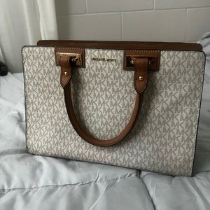 Michael Michael Kors
Sally monogram-pattern crossbody bag